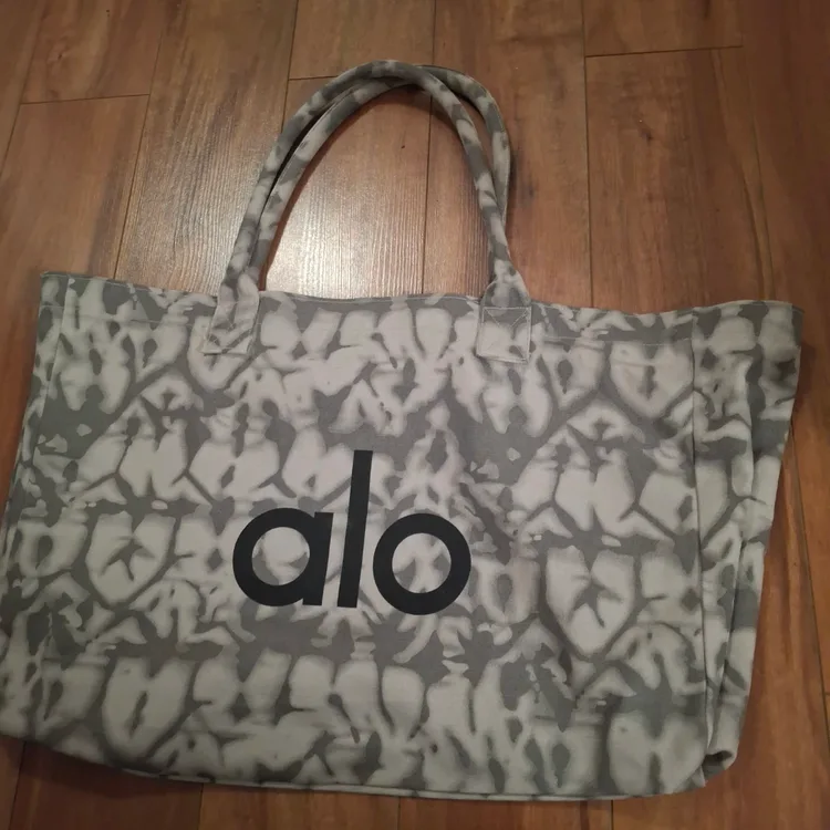 Alo Yoga Tie-Dye Tote Bag | Karrot Alo Yoga Tie-Dye Tote Bag | Karrot