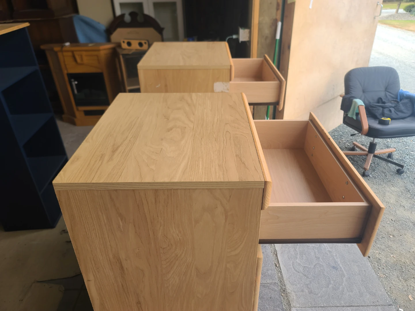 Palliser Dresser and Two Nightstands - photo 5