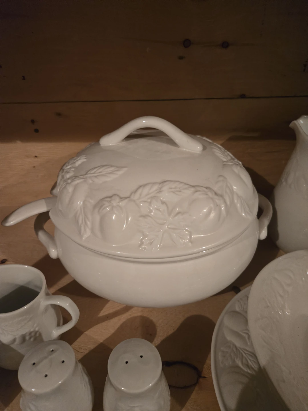 White Embossed Ceramic Serving Set - photo 4