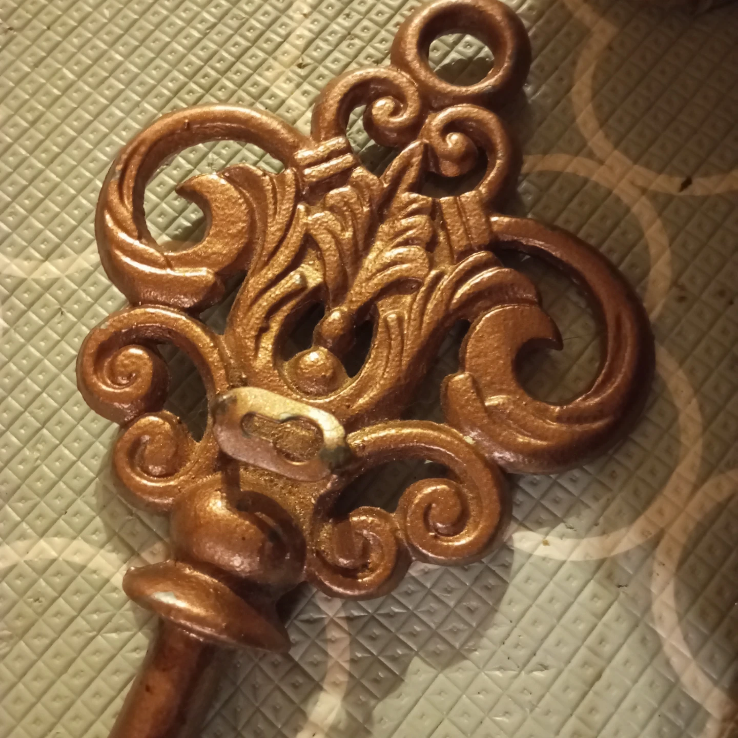 Vintage-Style Decorative Cast Iron Key Holder - photo 2