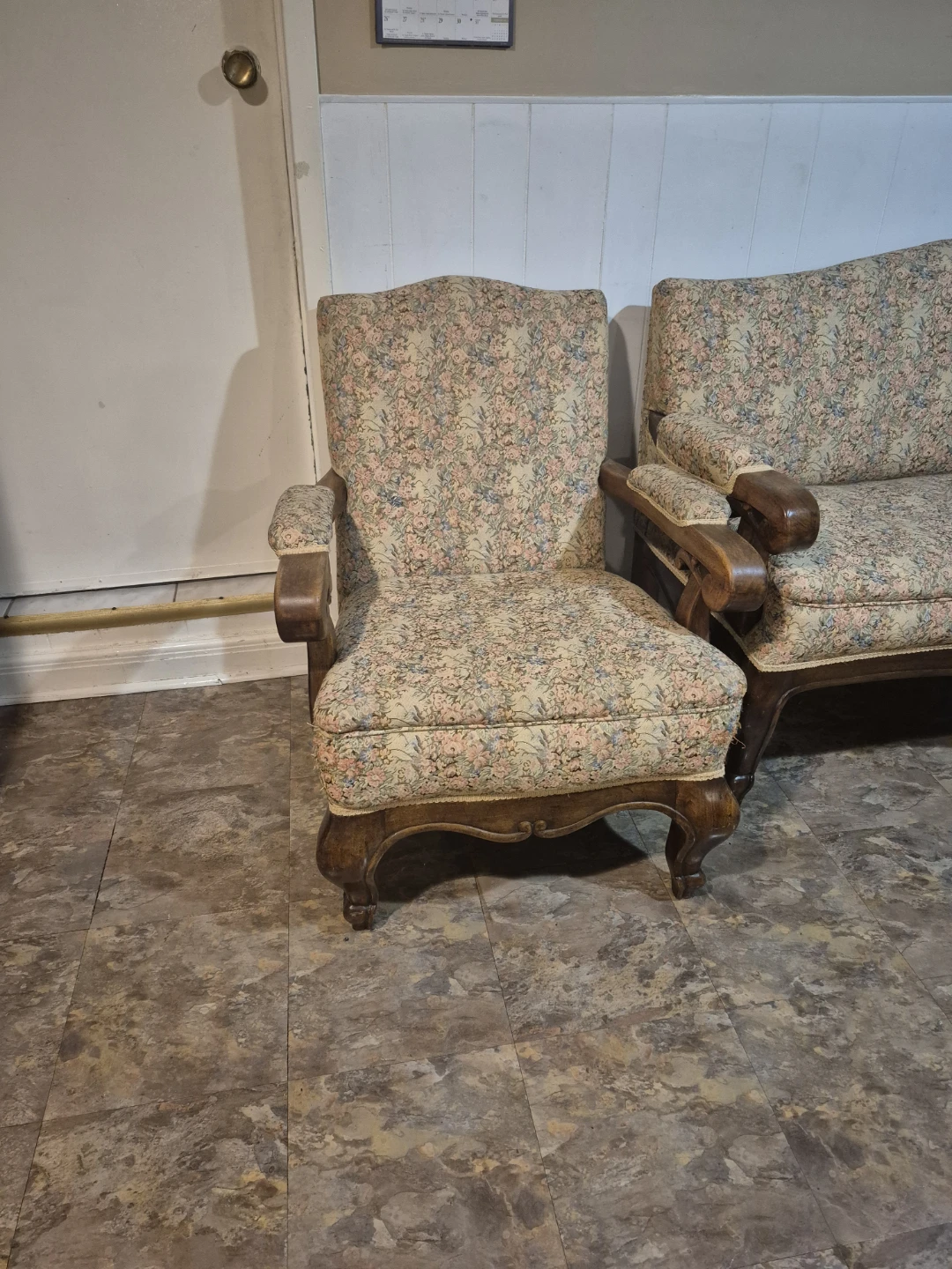 Vintage Floral Sofa and Matching Armchairs - photo 2