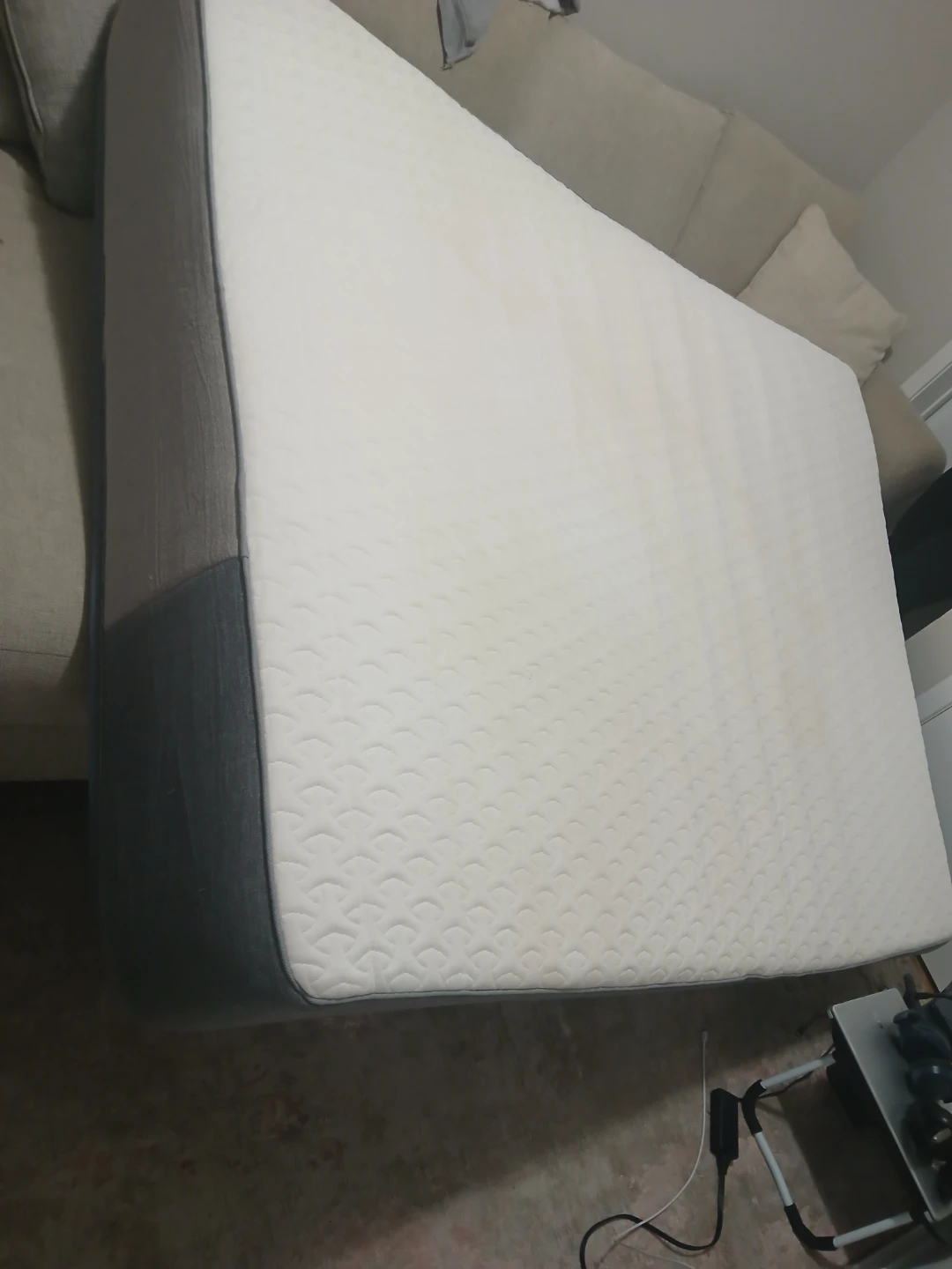 Queen Size Memory Foam Mattress - Excellent Condition - photo 3