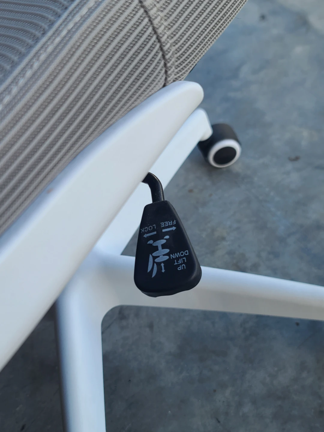 White ergonomic office chair with headrest - photo 3