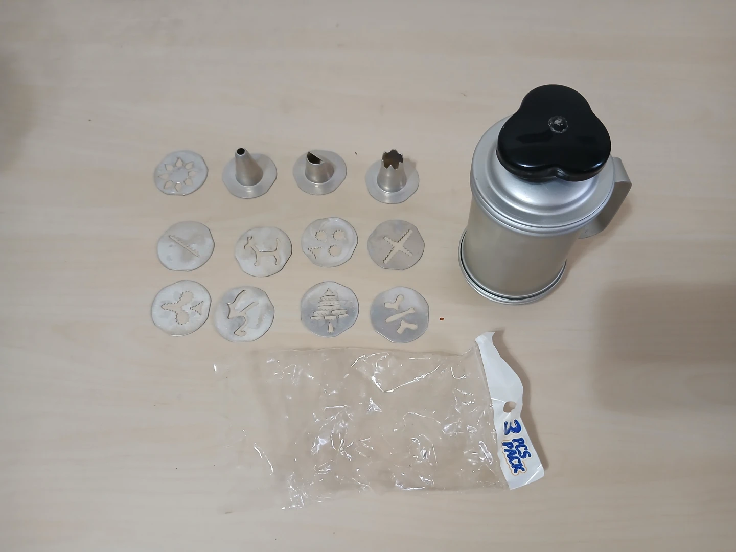 Metal Cookie Press with 12 Decorating Discs and Tips