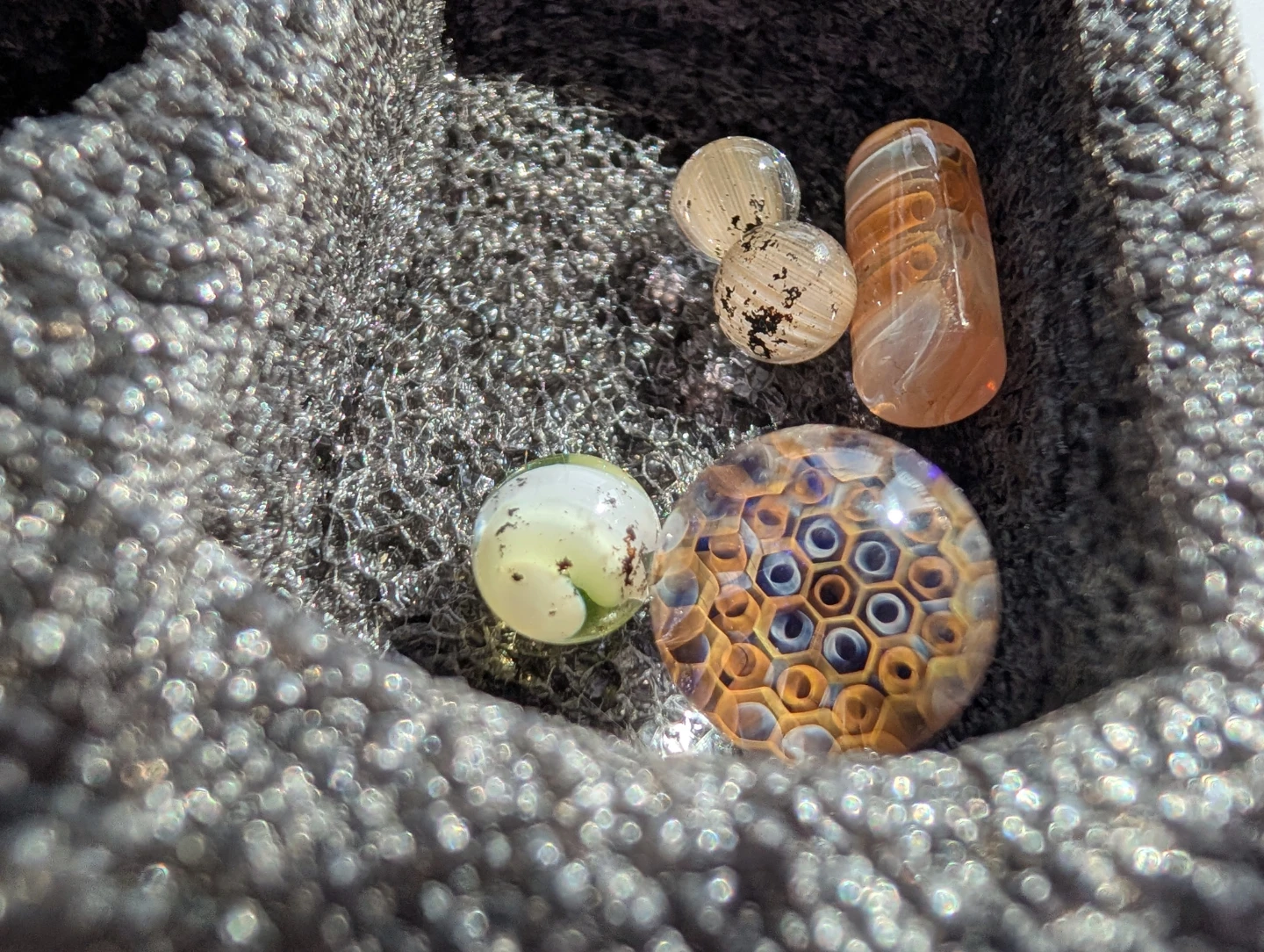 Gold fumed glass directional carb cap & pearls - photo 2