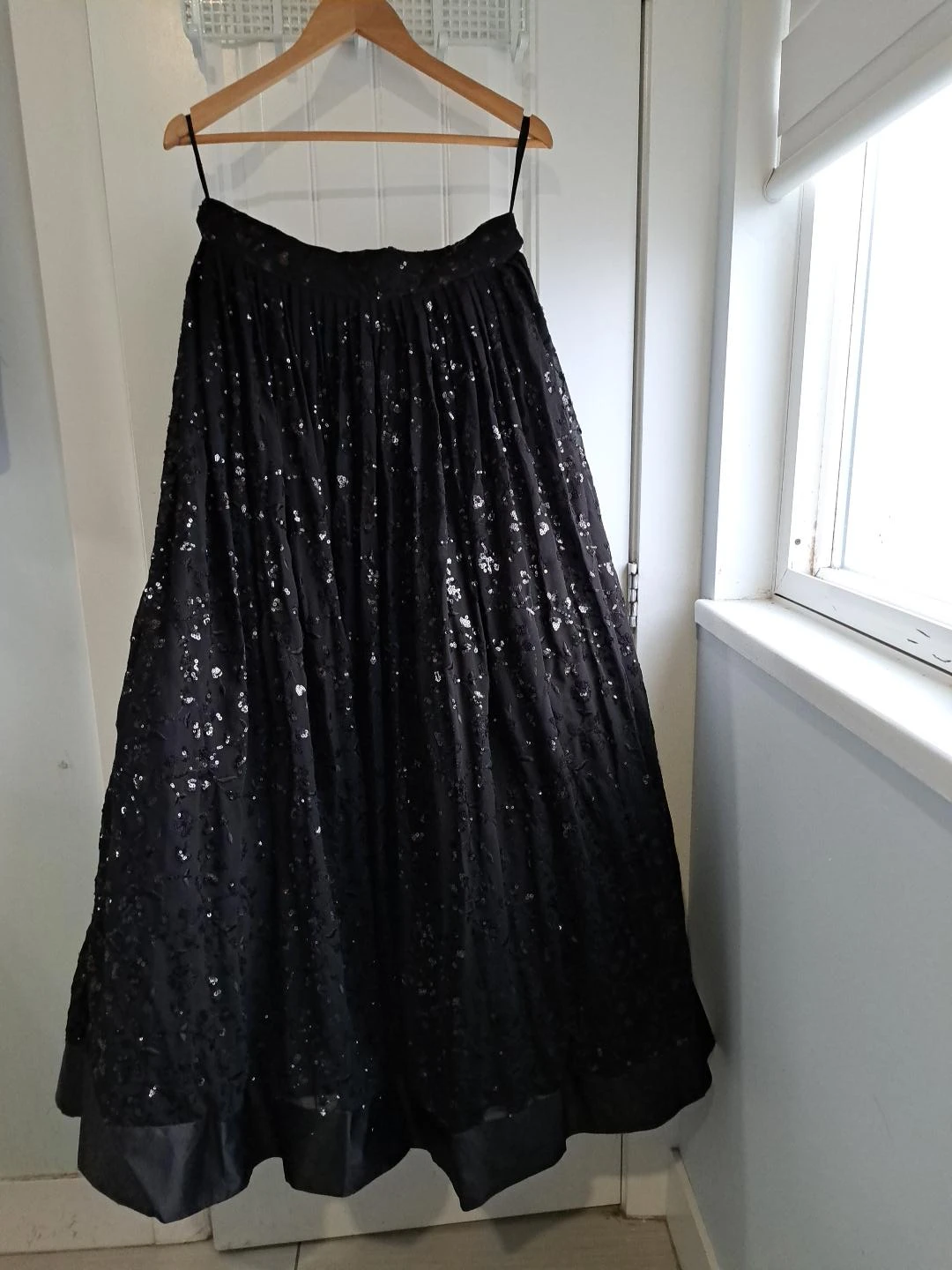 Black sequined lehenga set with dupatta - photo 3