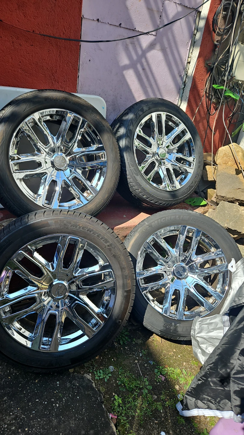 Set of 4 Chrome 20-inch Wheels with Tires - photo 2