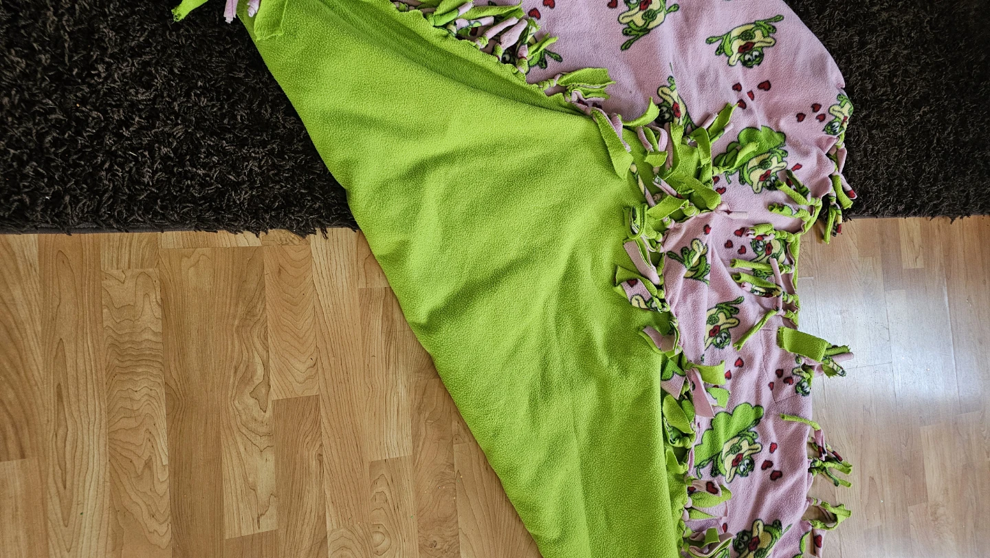 Frog Print Fleece Tie Blanket - photo 3