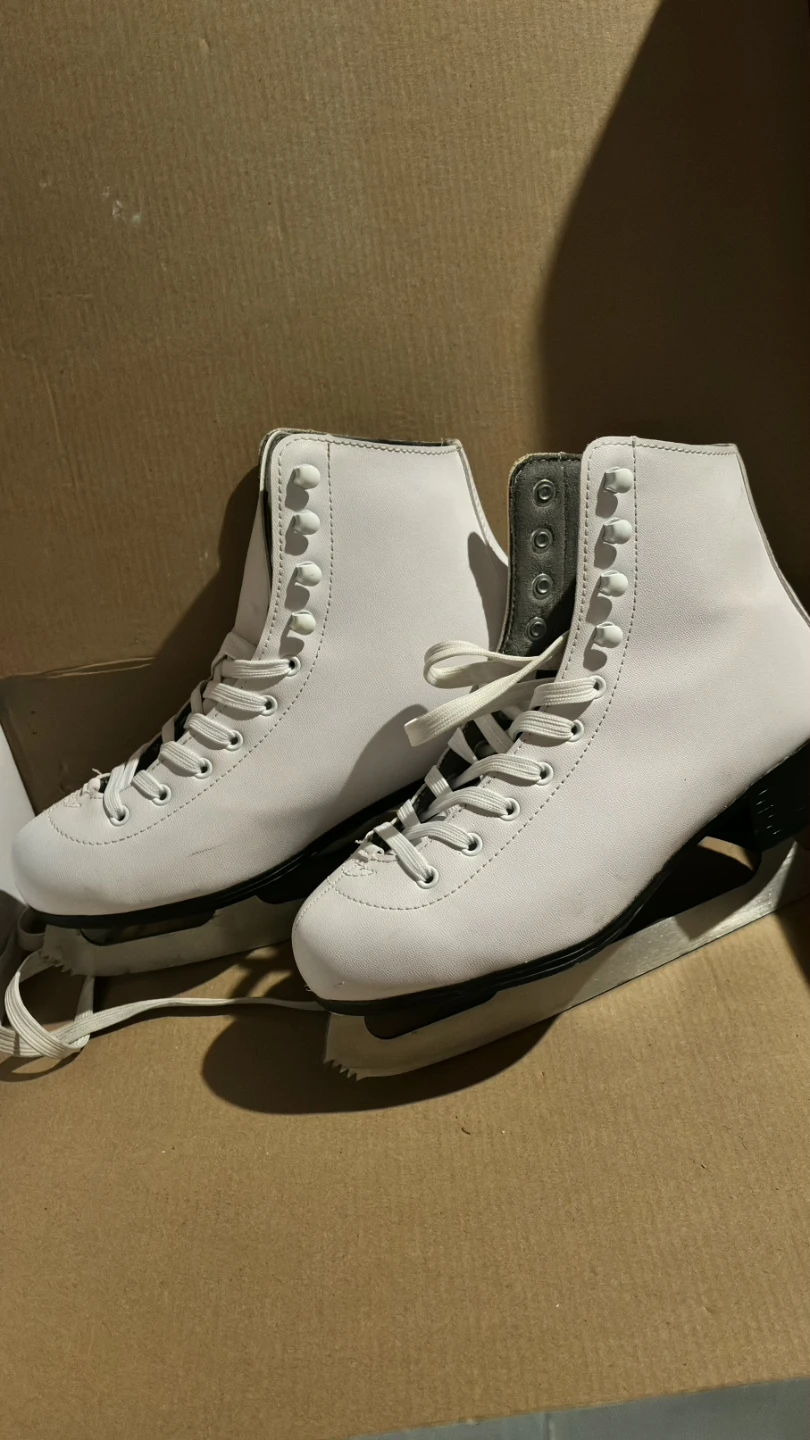 Vic Hockey White Figure Skates US 7 - photo 2
