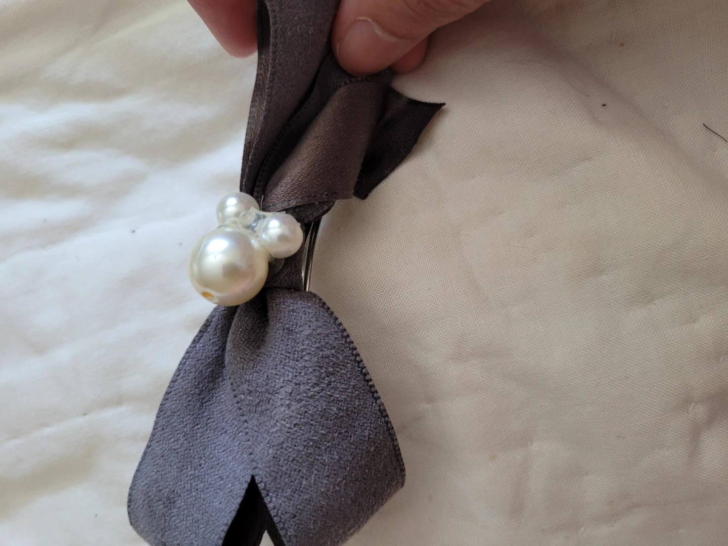 Gre🏈y Bow Hair Clip with Faux Pearls - photo 2