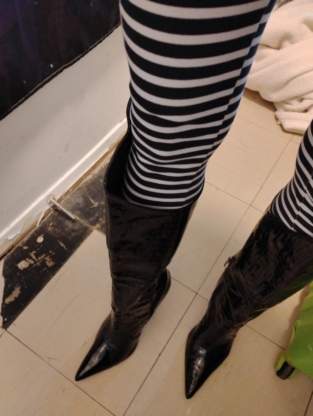 Black Croc-Embossed Pointed-Toe Boots Size 9 - photo 3