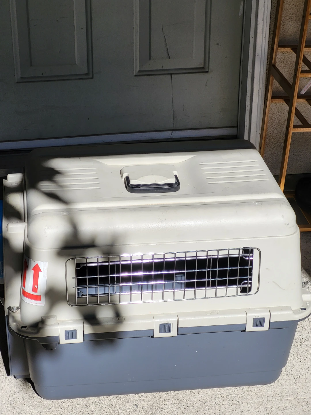 Medium Pet Travel Carrier with Safety Cargo Net - photo 3