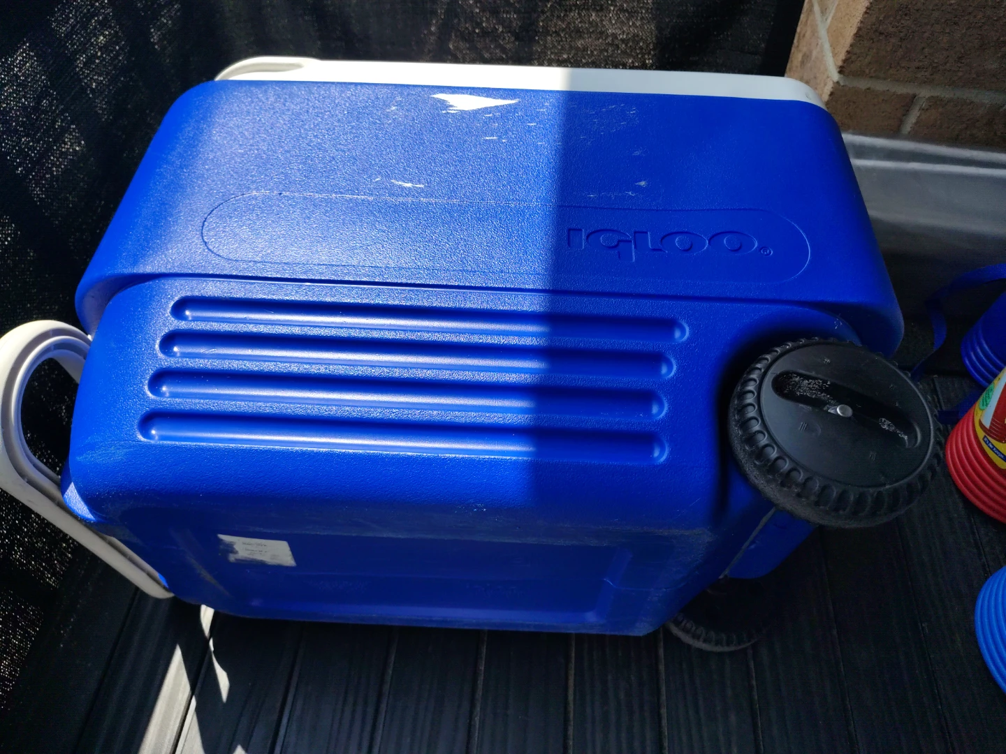 Igloo 38 qt cooler with wheels - photo 5
