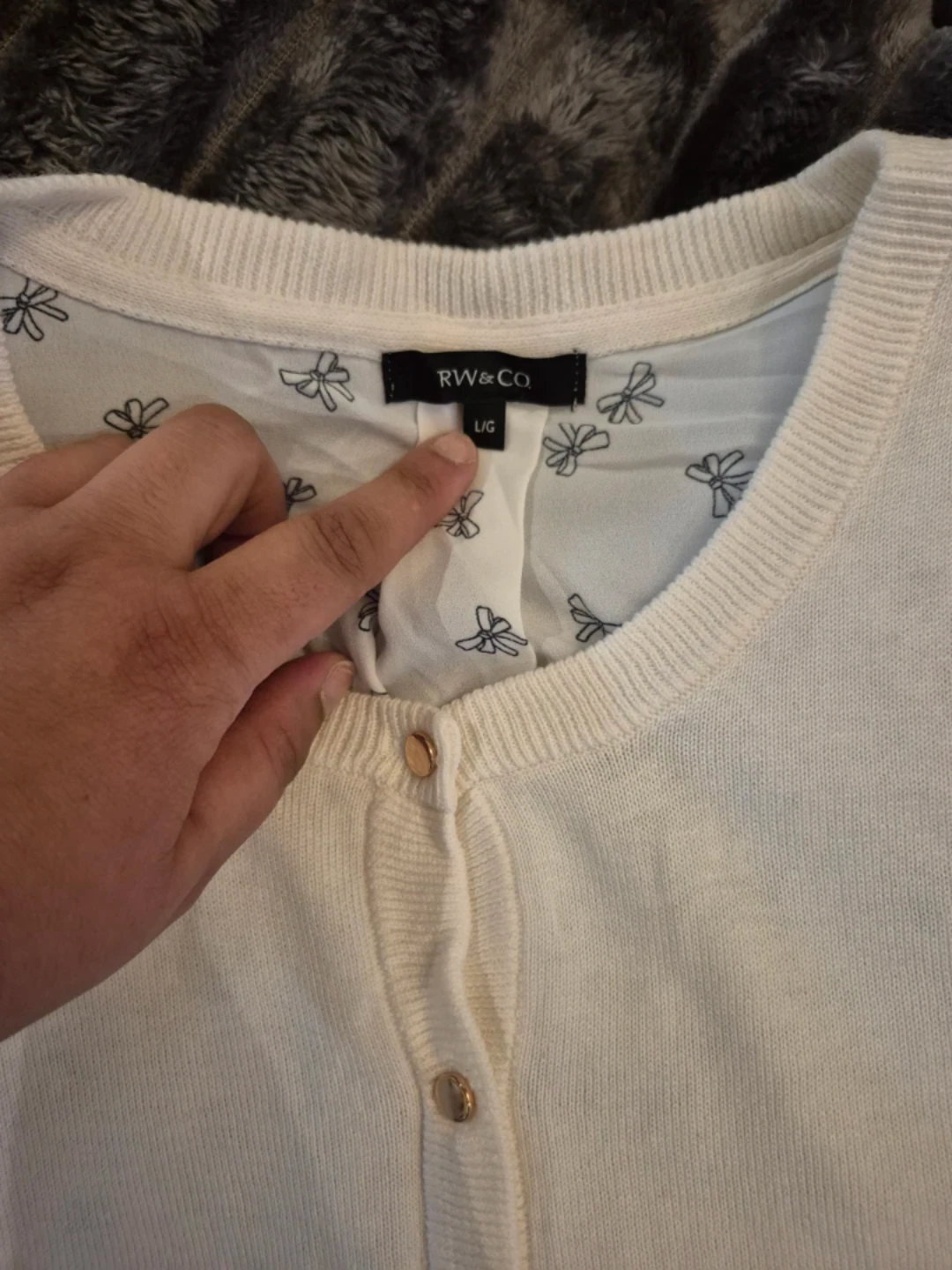 RW&Co. cream cardigan with bow print - photo 4