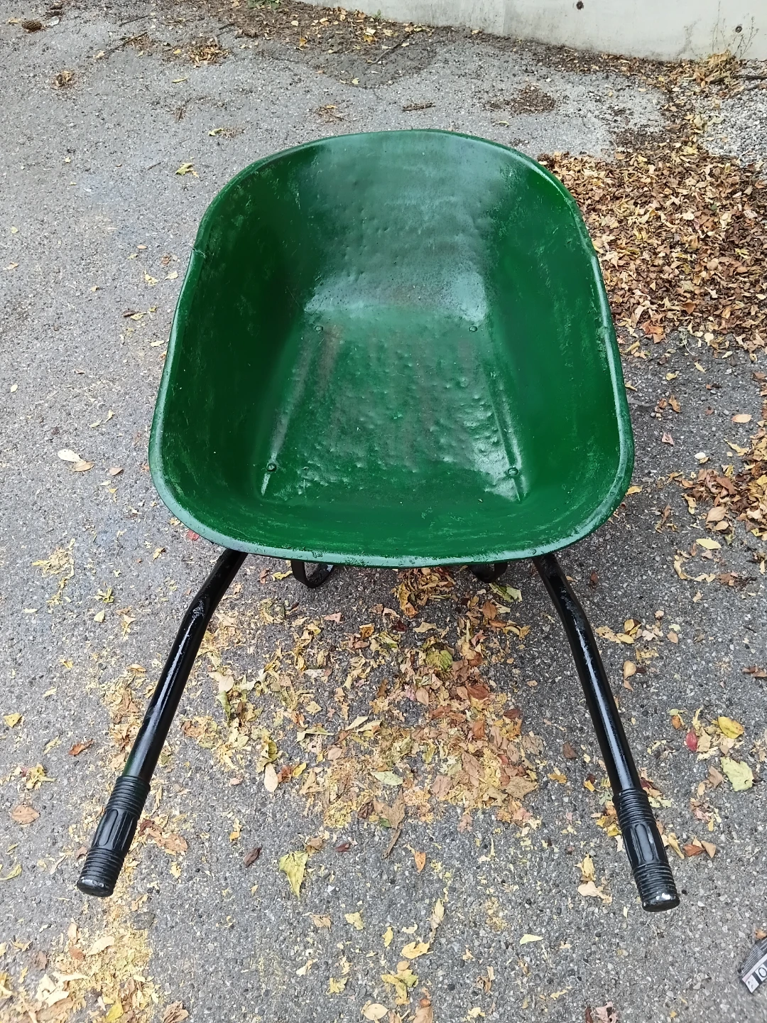 Heavy Duty Green Metal Wheelbarrow - photo 2