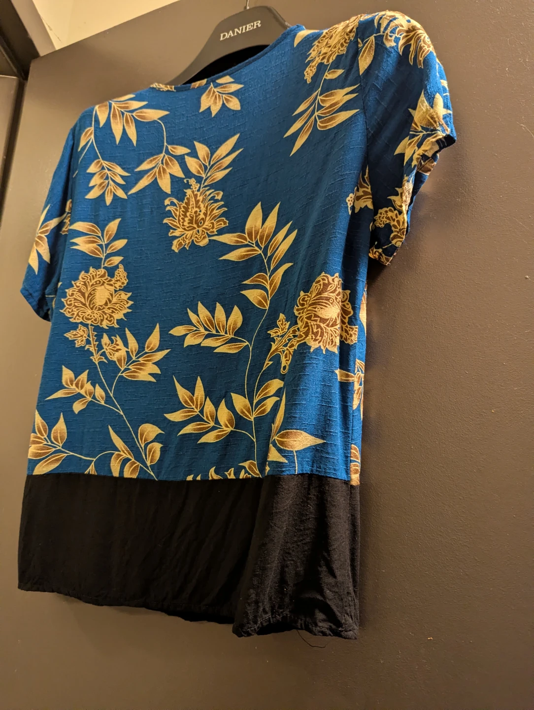 Vintage Hawaiian T-Shirt! 🍍 - photo 2