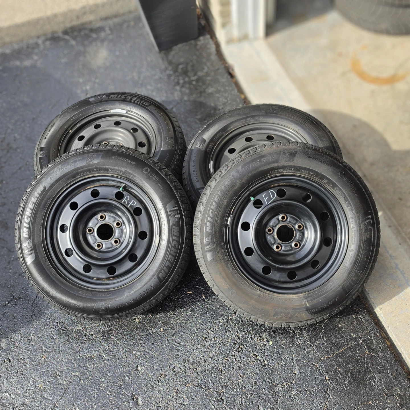 ​LIKE NEW: Michelin X-Ice Snow Tires+Rims+TPMS (235/65R17)