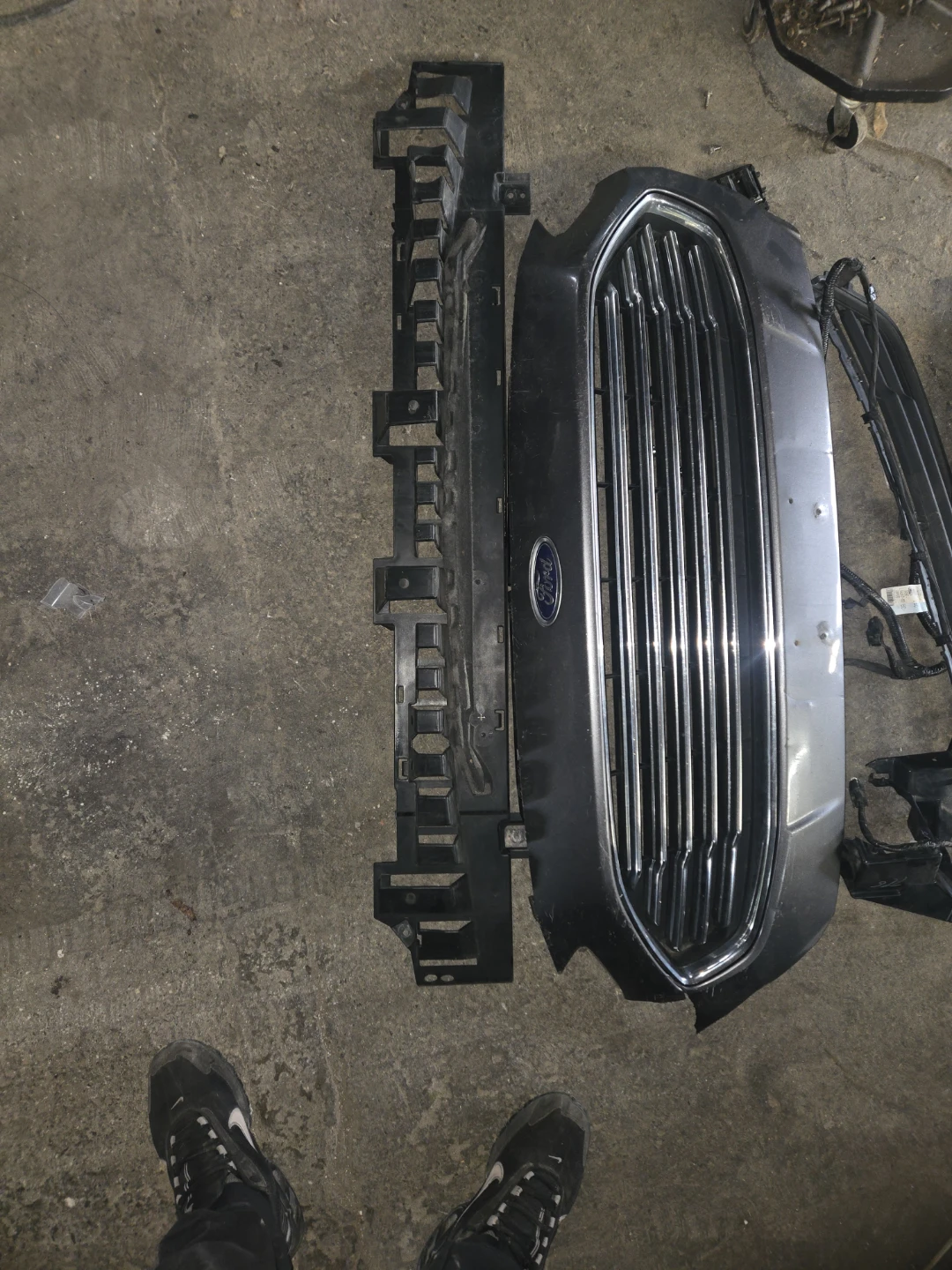 ford fusion grille and emblem - photo 2