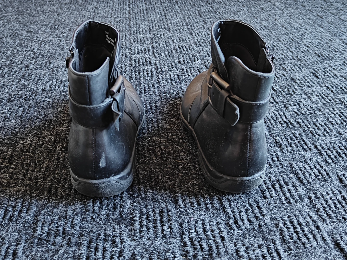 Women Clarks Black Leather Ankle Boots | Size 7M | Ruched Zipper - photo 4