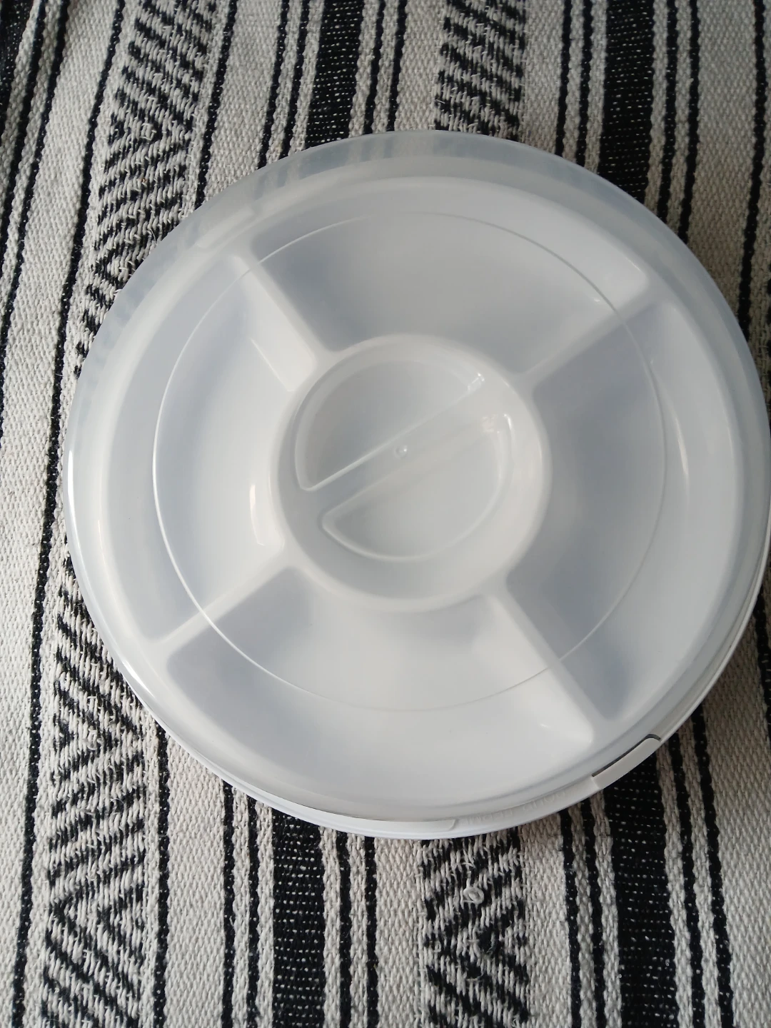White Round Divided Serving Tray with Lid.  Firm price. - photo 2