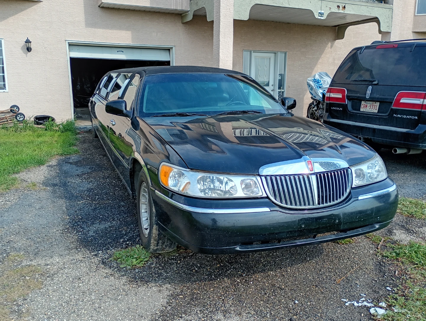 10 pass. Lincoln limo