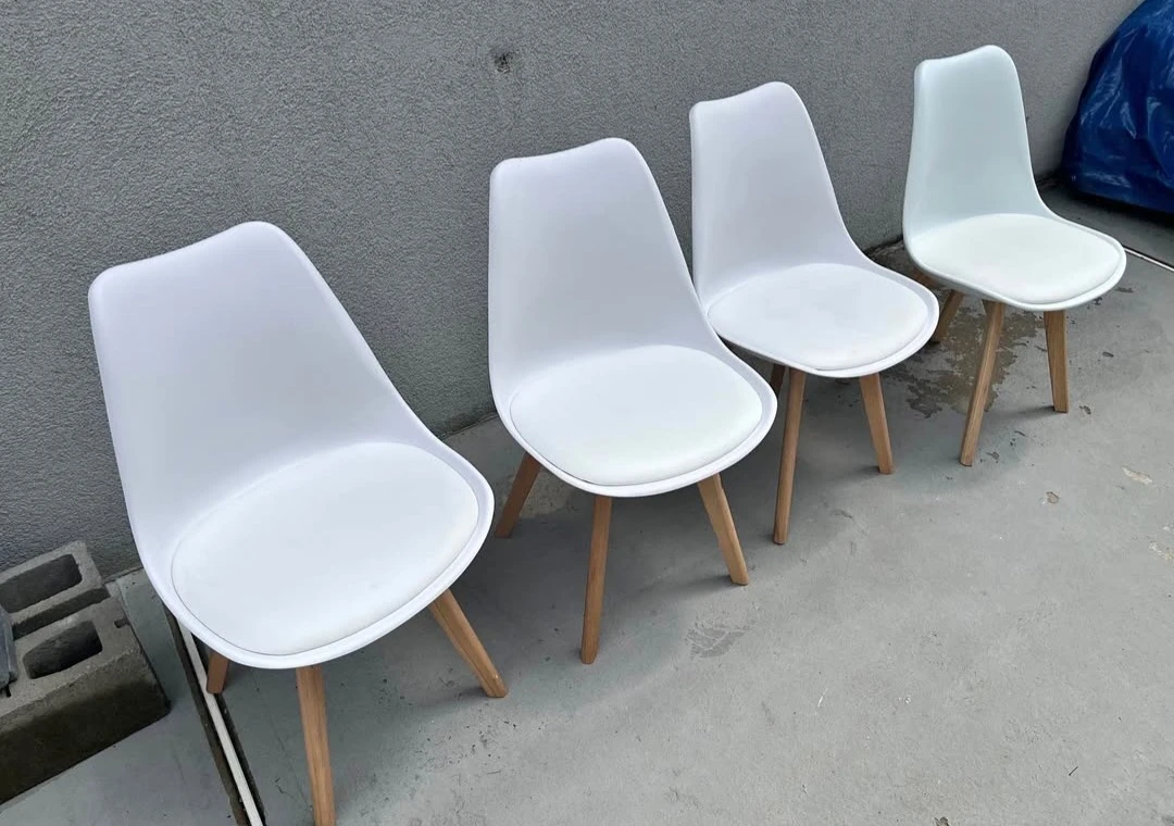 Like new set of 4 white dining chairs very comfortable