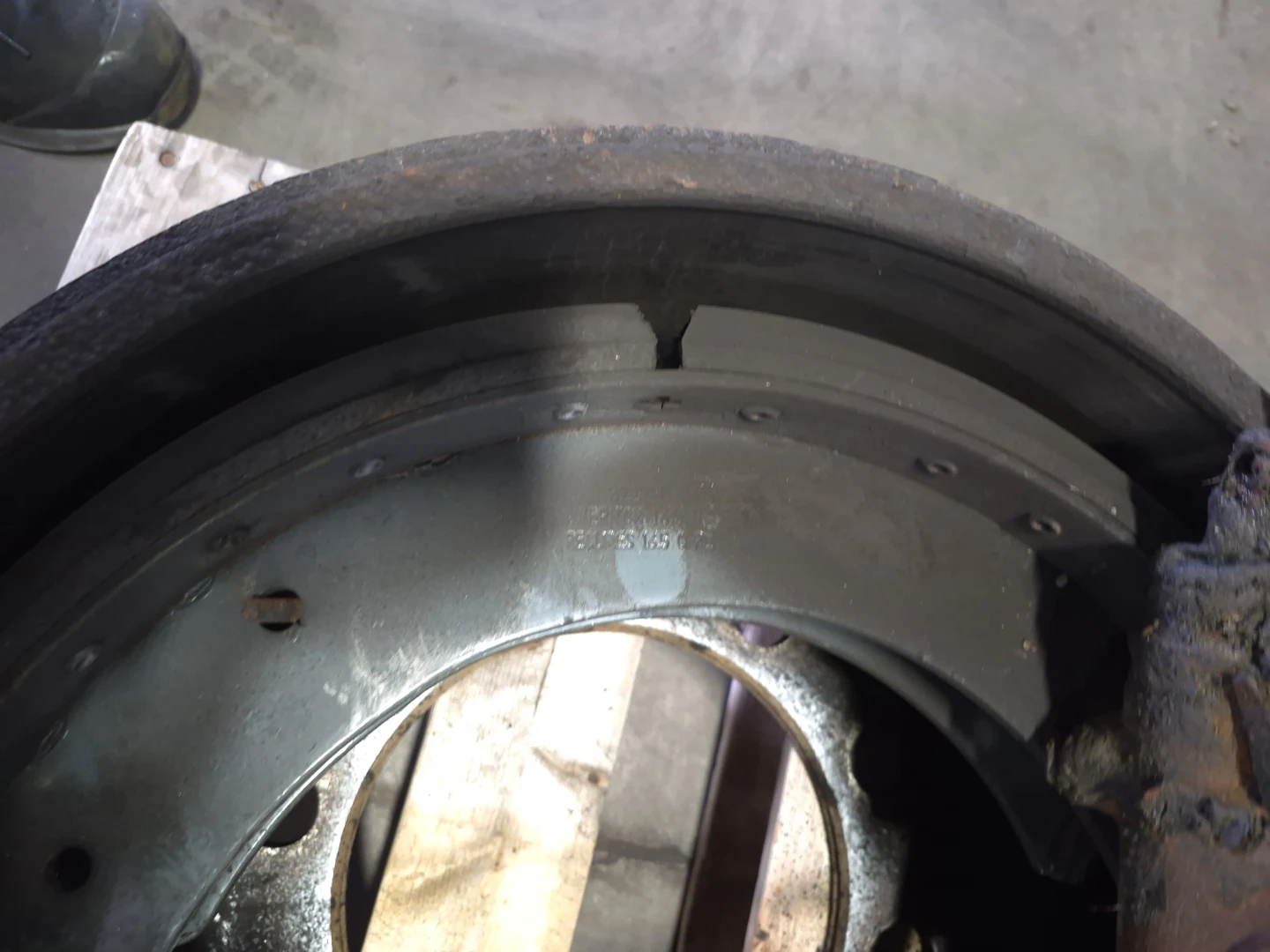 Set of 4 Commercial Brake Drums and Shoes - photo 4
