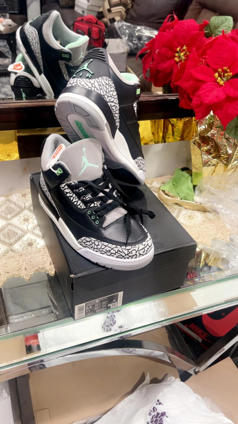 Air Jordan 3 Retro Green Glow Size 9.5 - photo 4