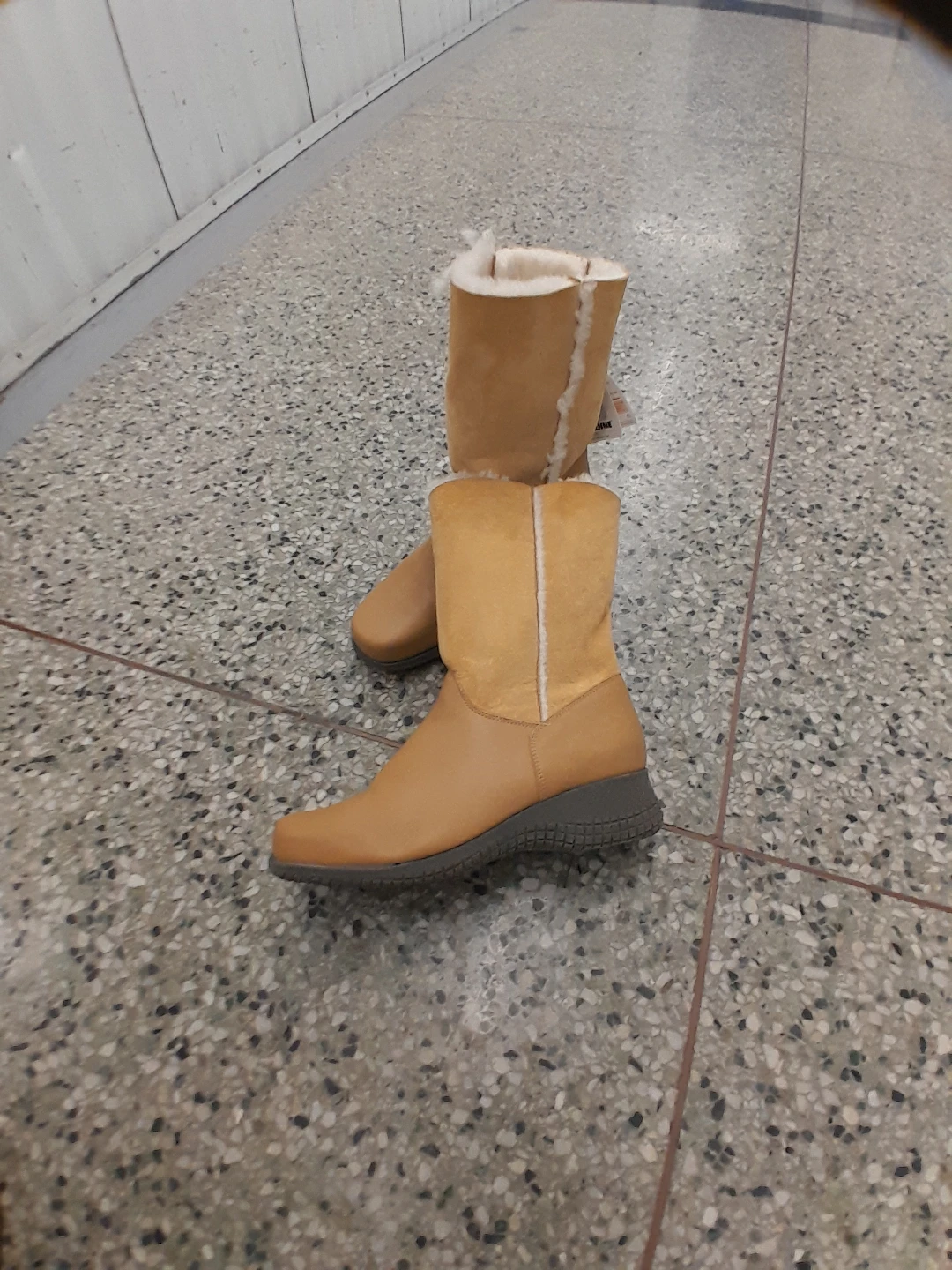 La Canadienne Waterproof Shearling Boots Women's Size 9.5 - photo 4