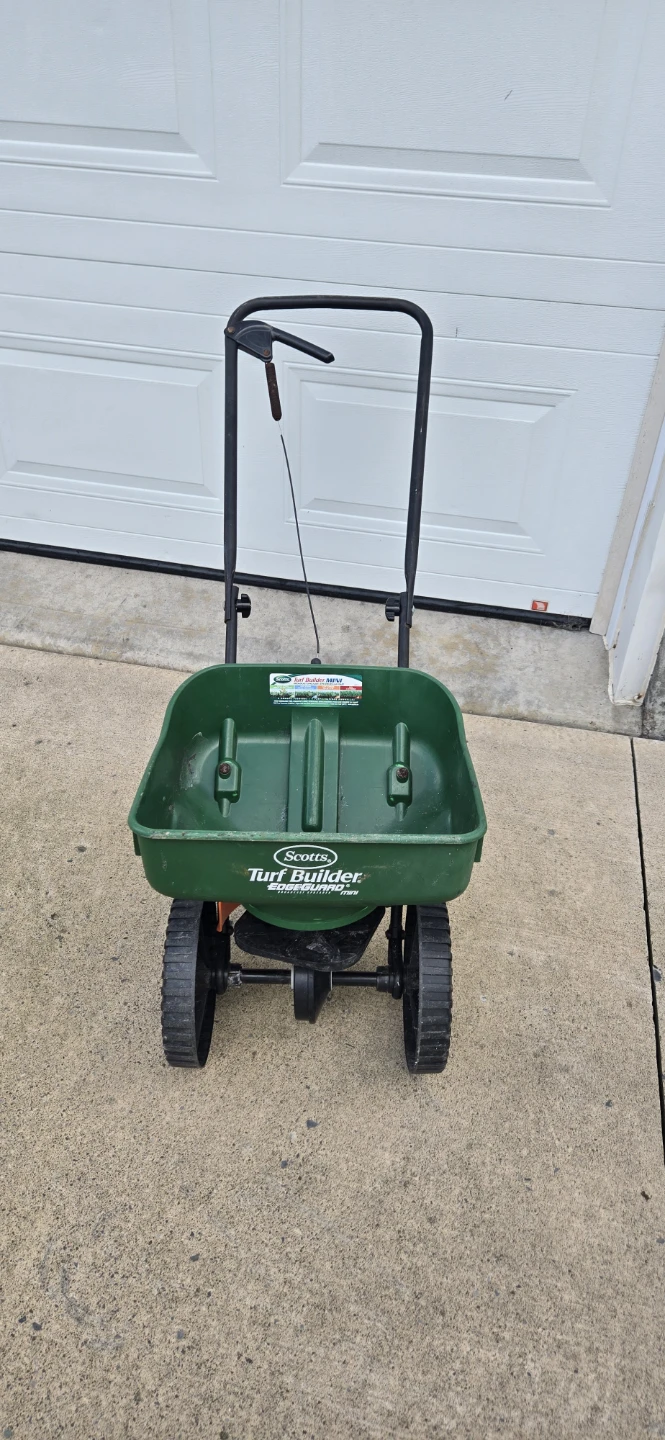 Scotts Turf Builder EdgeGuard Mini Spreader