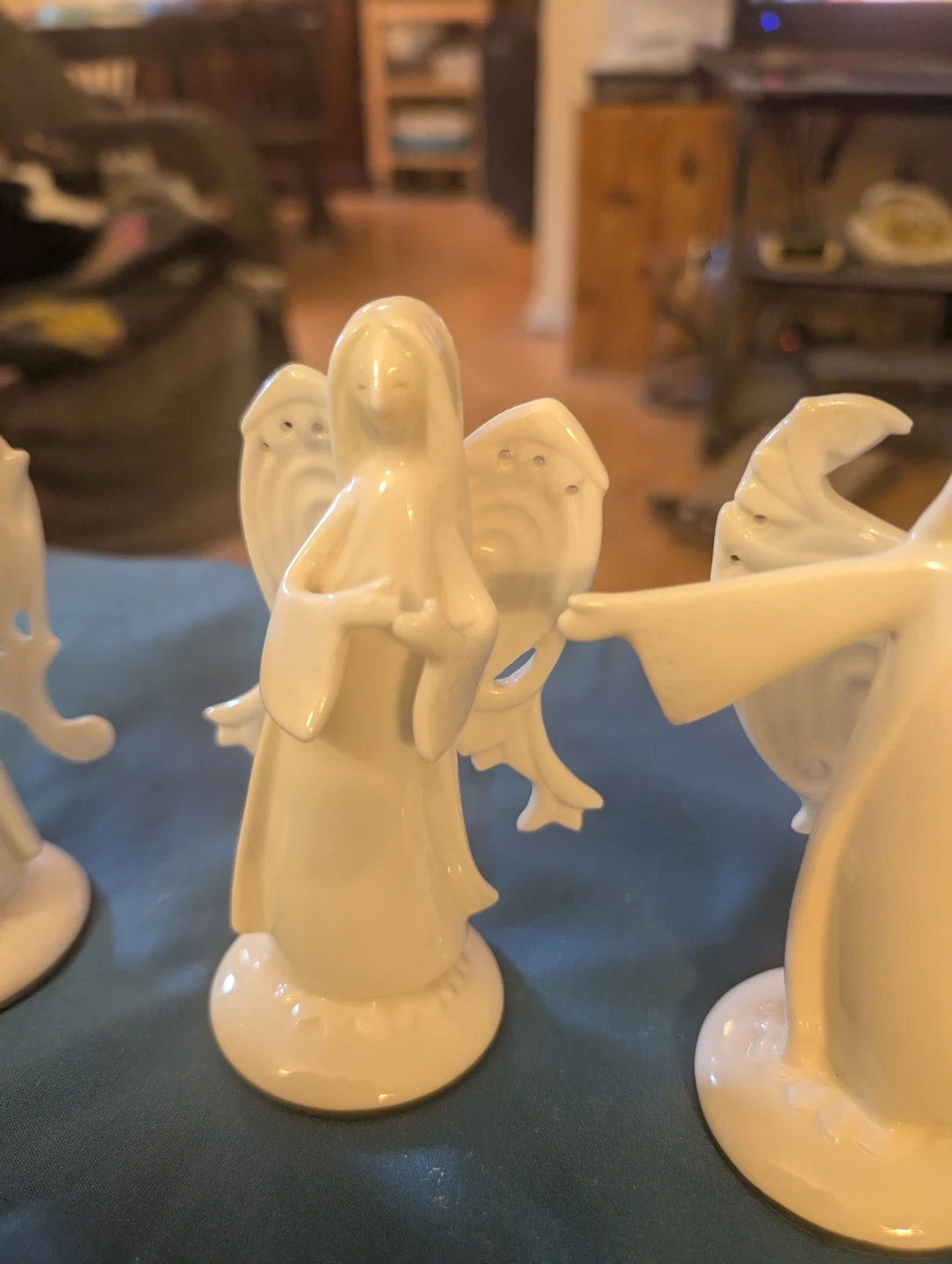 Set of 4 white porcelain angel figurines - photo 3