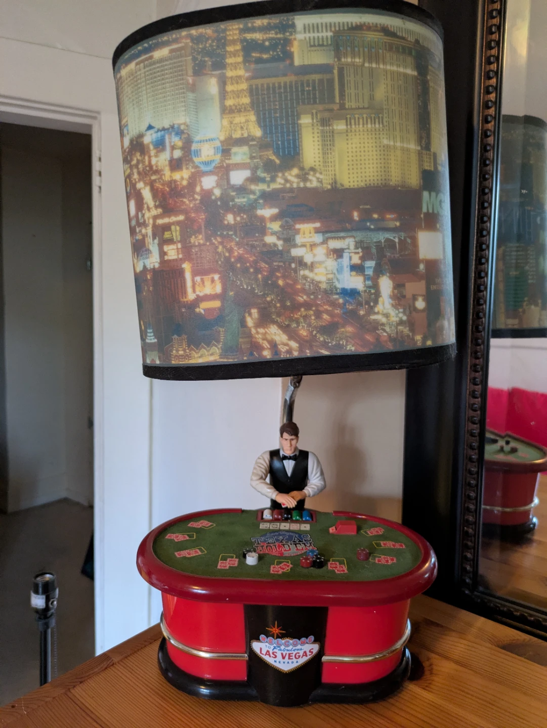 Vintage Las Vegas Texas Hold'em Dealer Lamp - photo 3