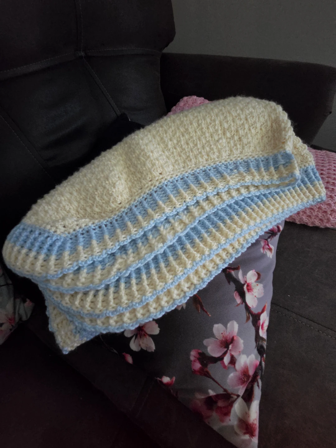 Hand-crocheted cream baby blanket - photo 2