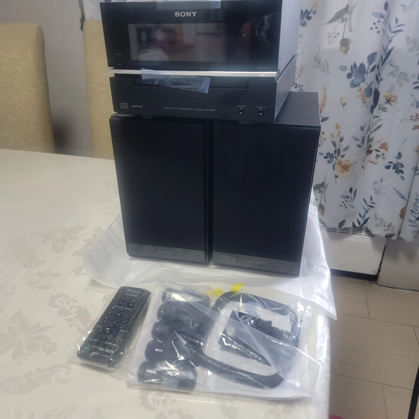 Sony Micro Hi-Fi Component System CMT-BX20i with Speakers