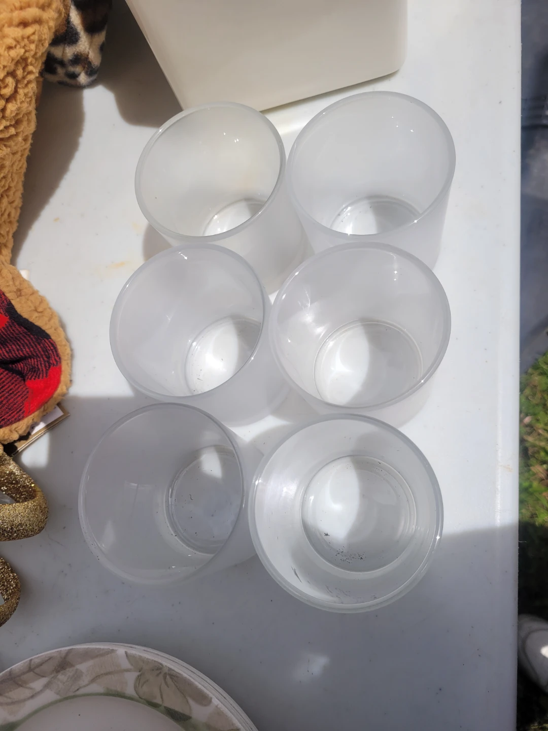 6 small fogged glasses