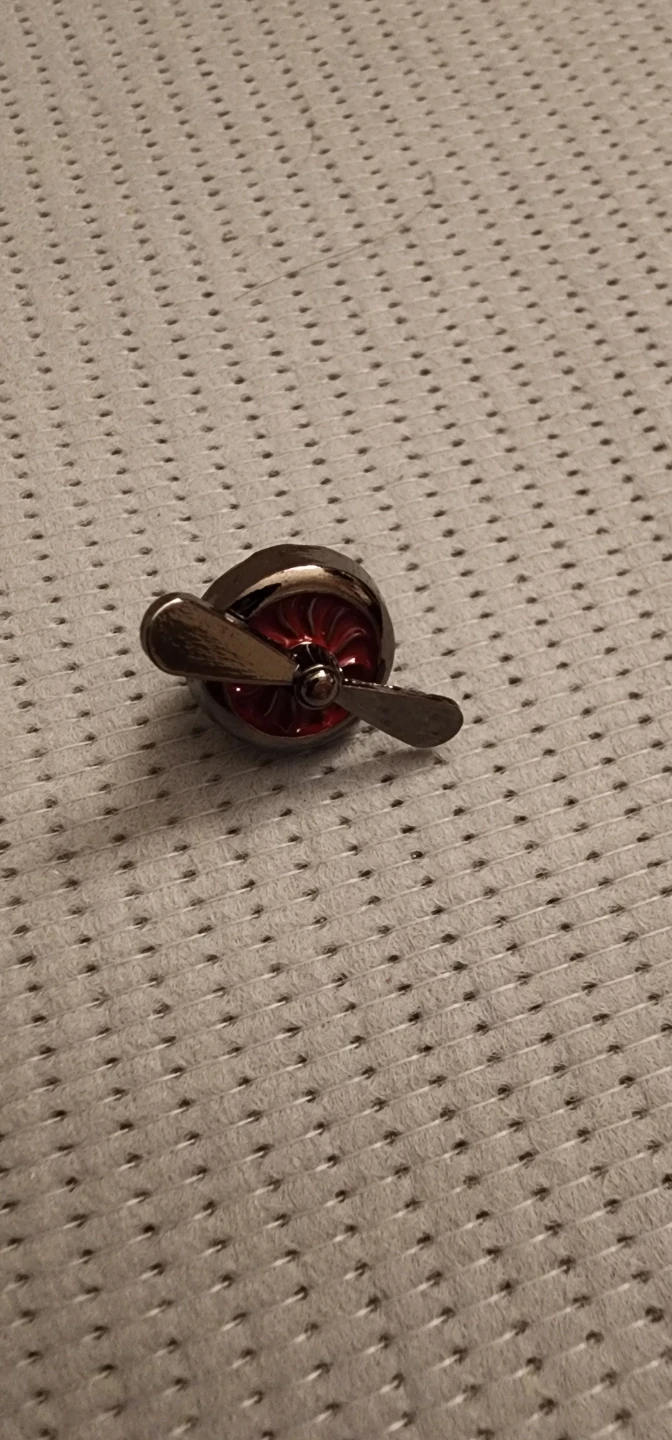 Airplane Propeller Lapel Pin🏈