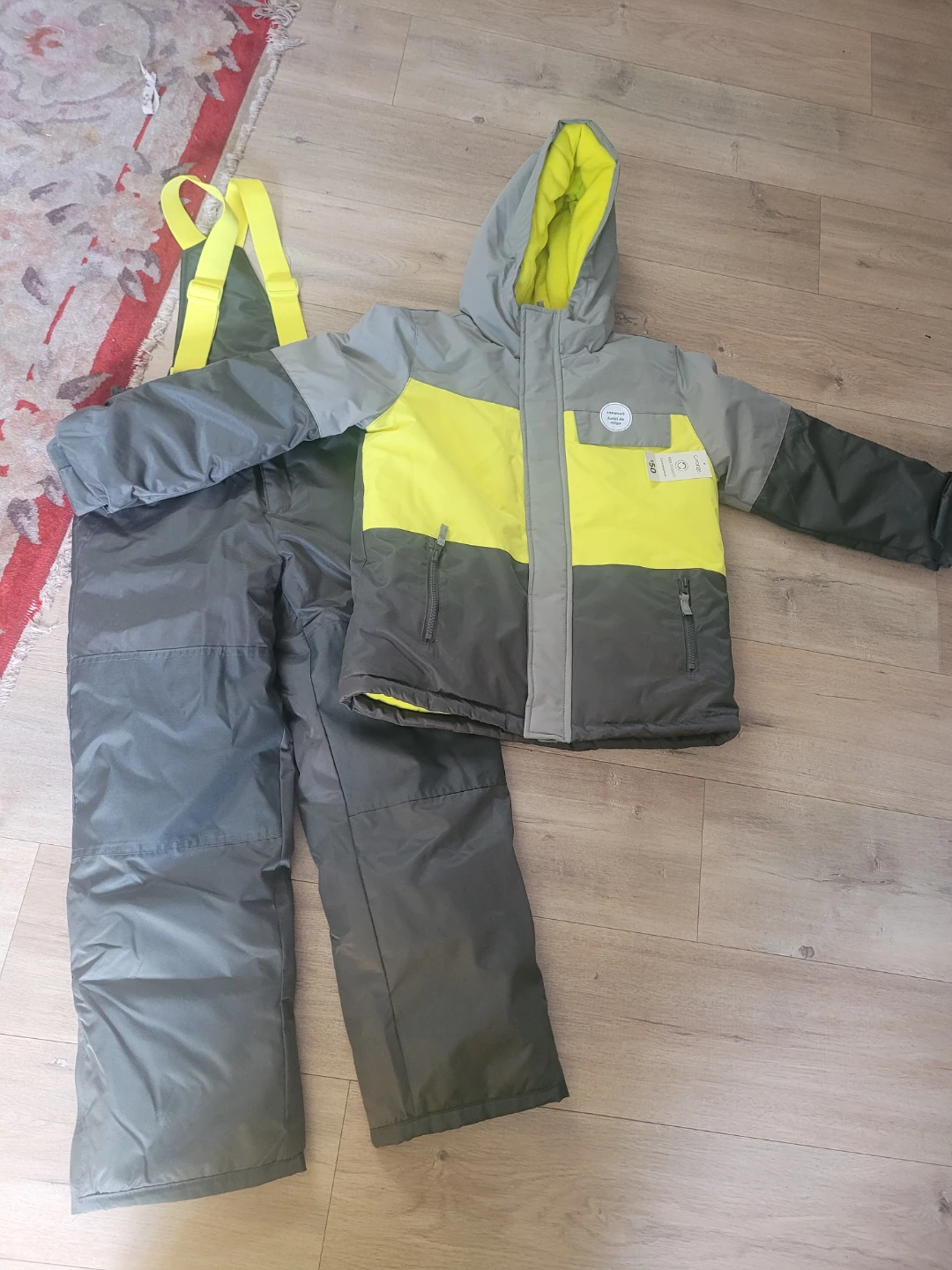 BNWT  Kids Winter Snowsuit Size L (10-12)