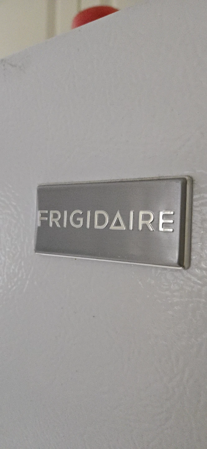 Frigidaire White Refrigerator FFTR1817LWH - photo 2