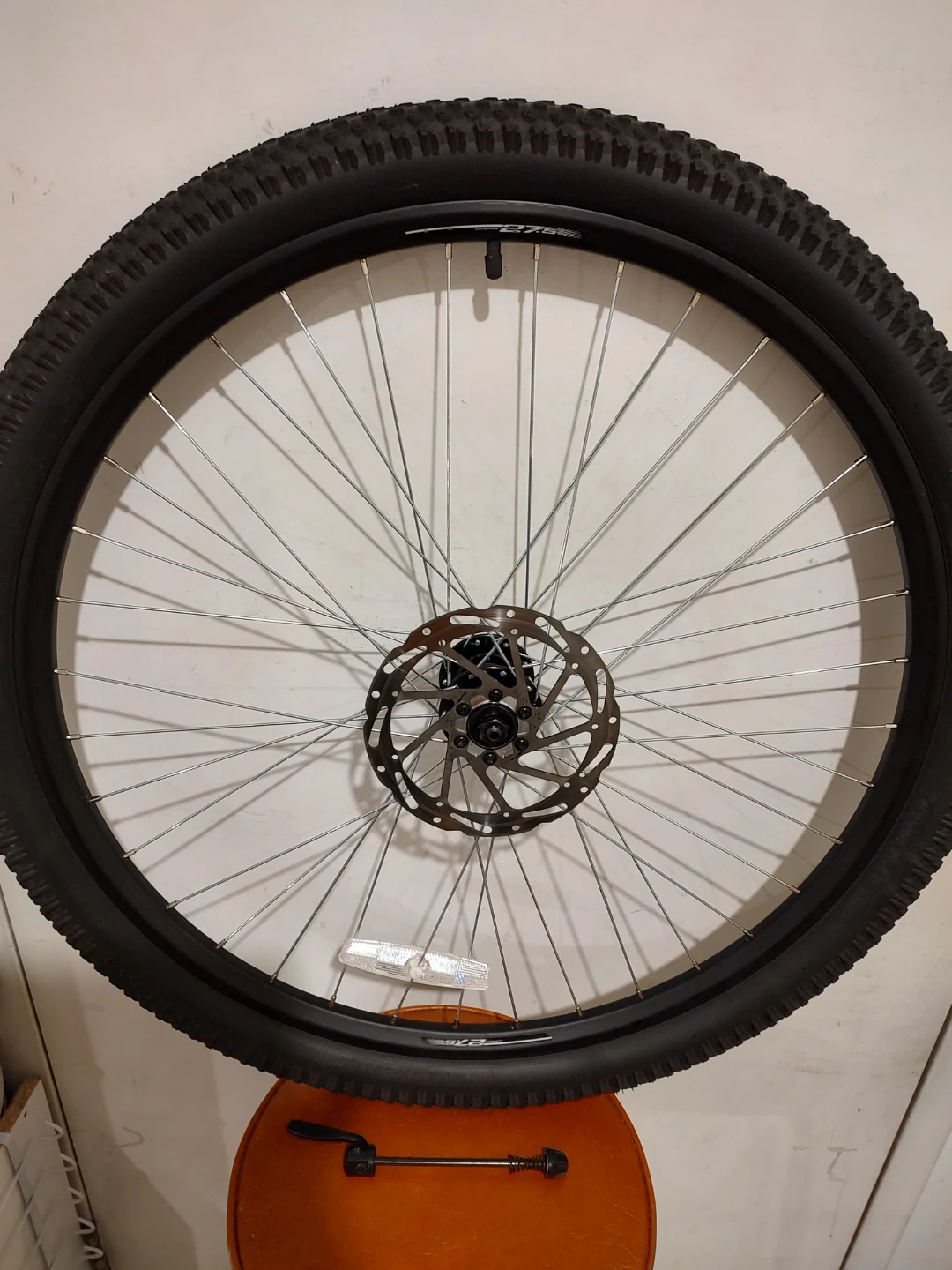 Brand New 27.5 front wheel with disk, downtown
