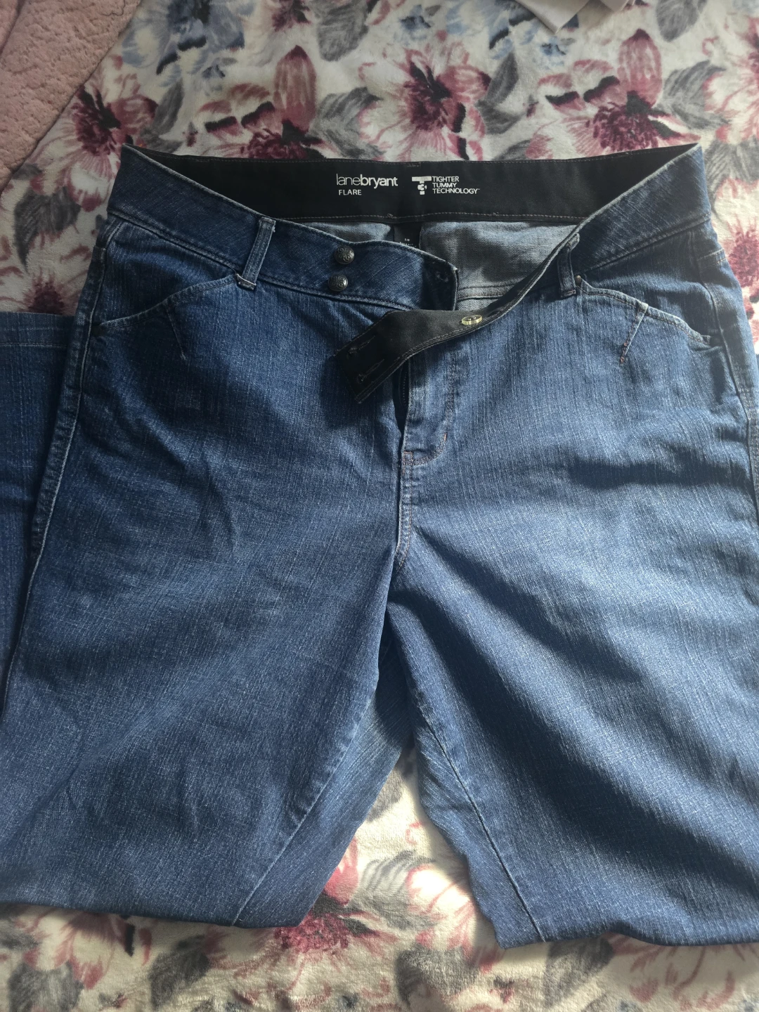 🏈 Lane Bryant Flare Jeans Size 18