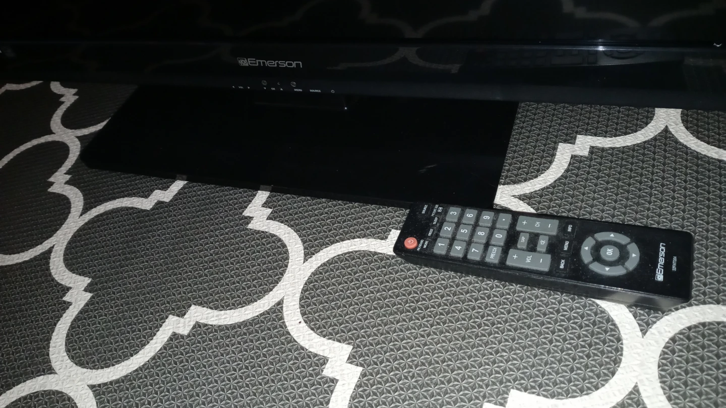 Emerson 32-inch LED TV with Remote - photo 3