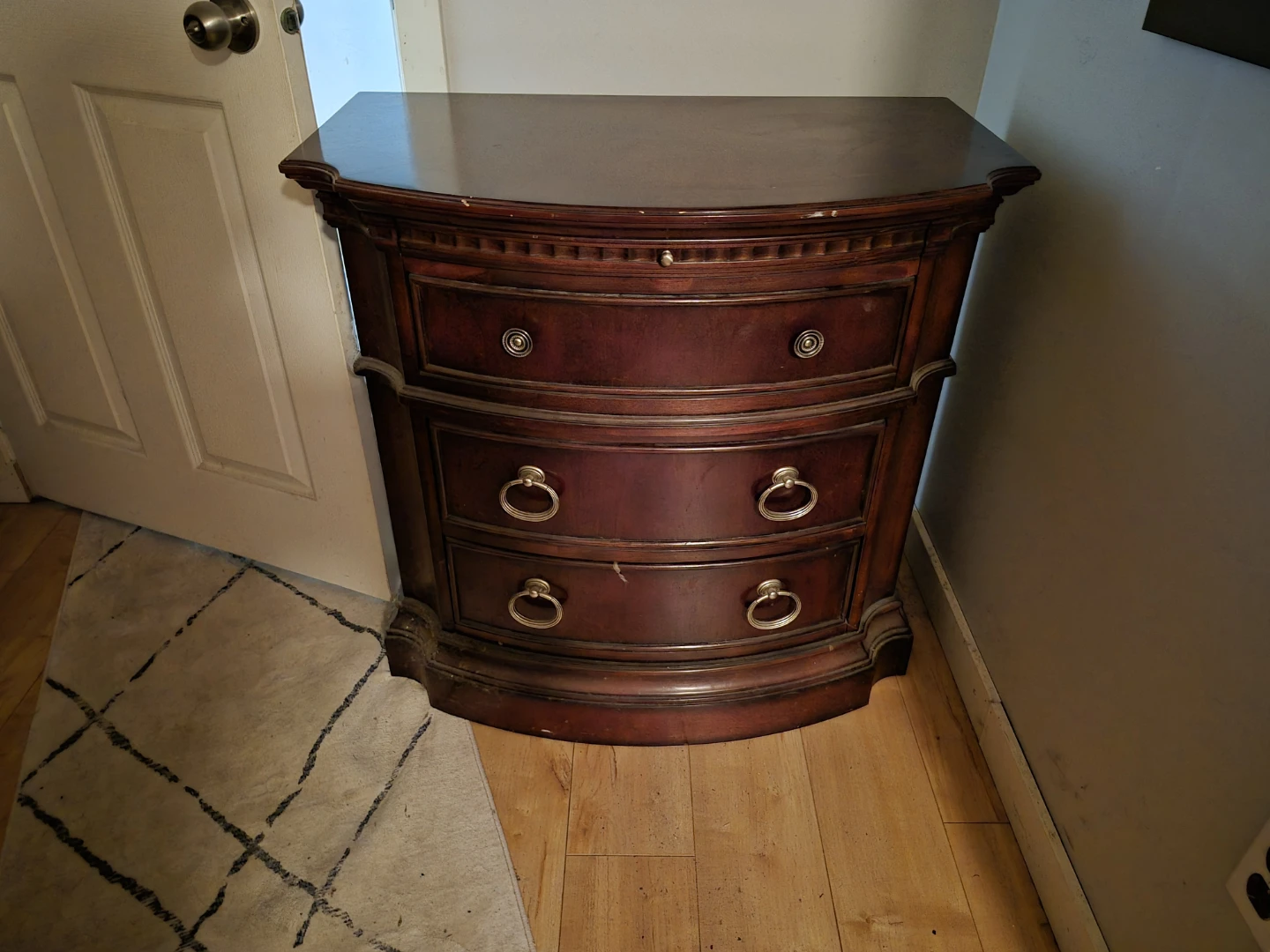 2 nightstands