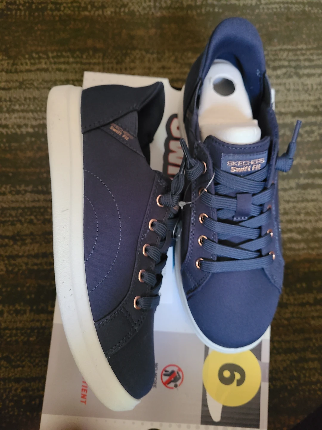 Skechers Hands Free Swift Fit Shoes - Size 6 - photo 2