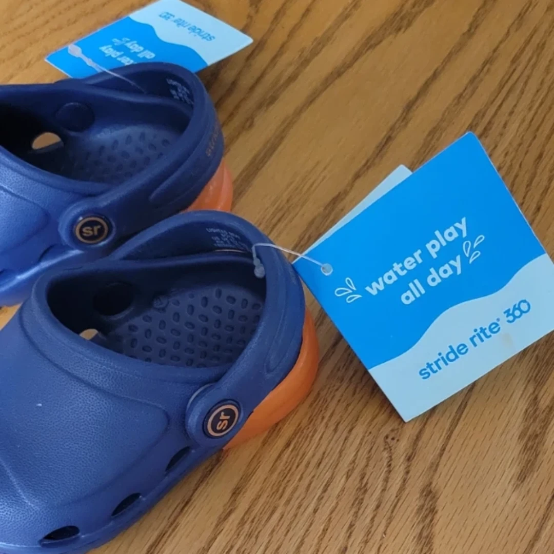 Stride Rite 360 water play shoes size 4 new