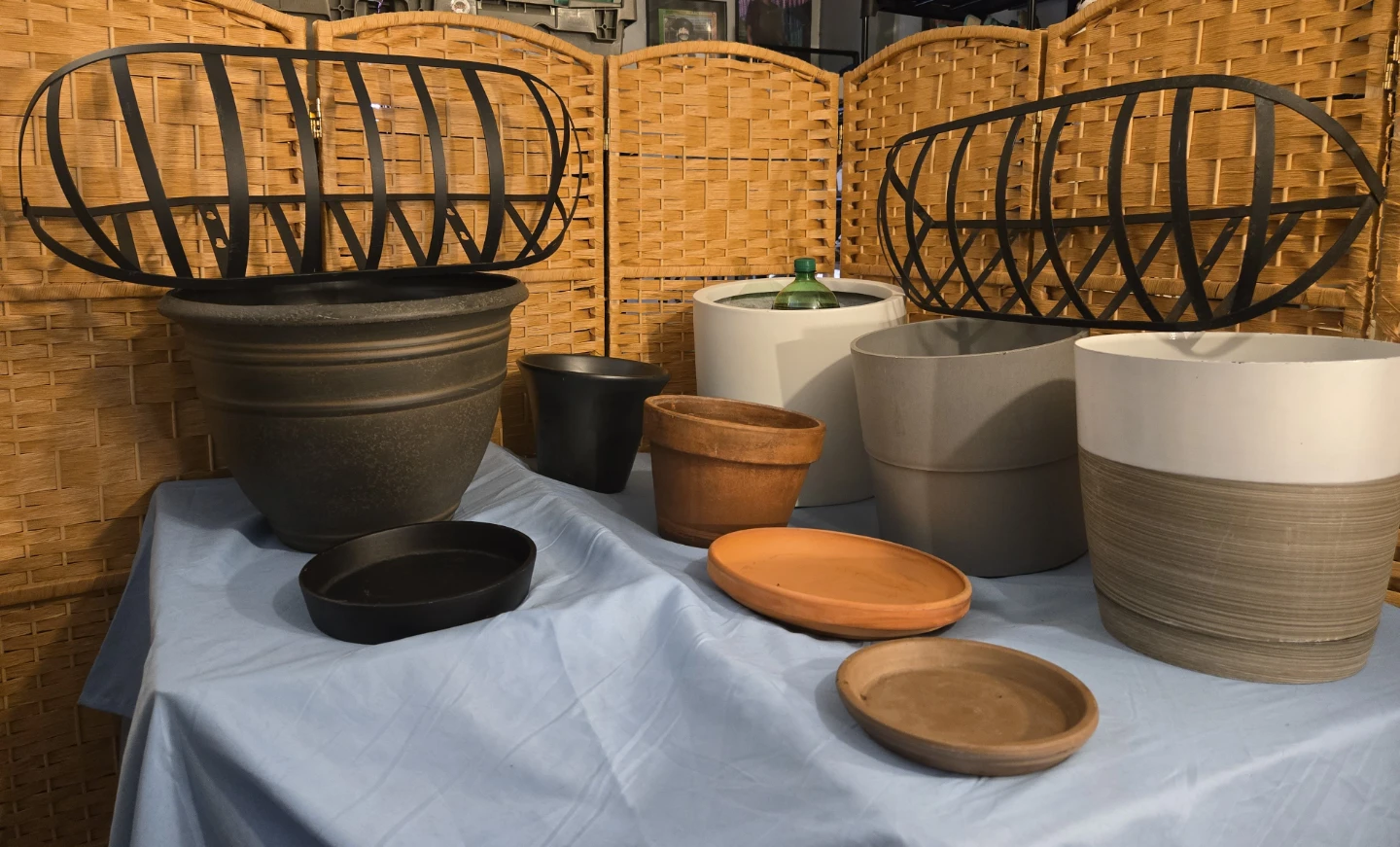 8-Piece Garden Planter Lot Flower Pots Hanging Baskets - photo 2