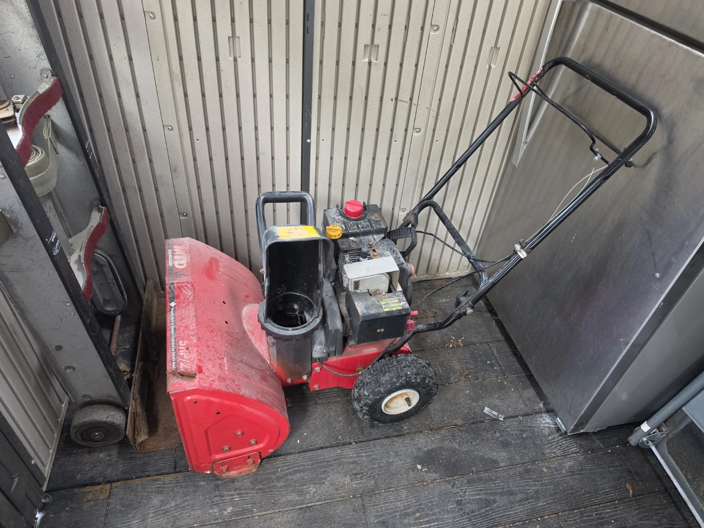 MTD Yard Machines 5HP/22 Snowblower - photo 4