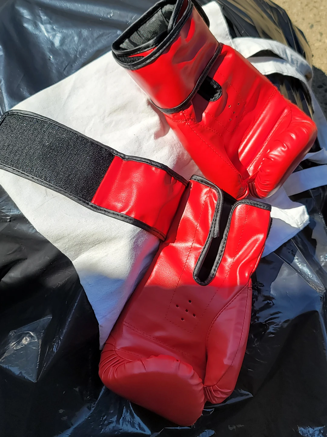 Pair of red boxing gloves - photo 3