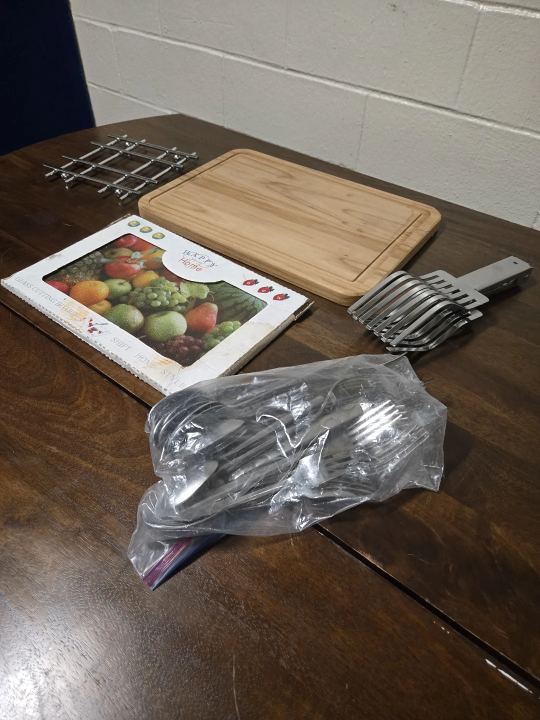 Kitchenware bundle: Wood board, glass board, and utensils