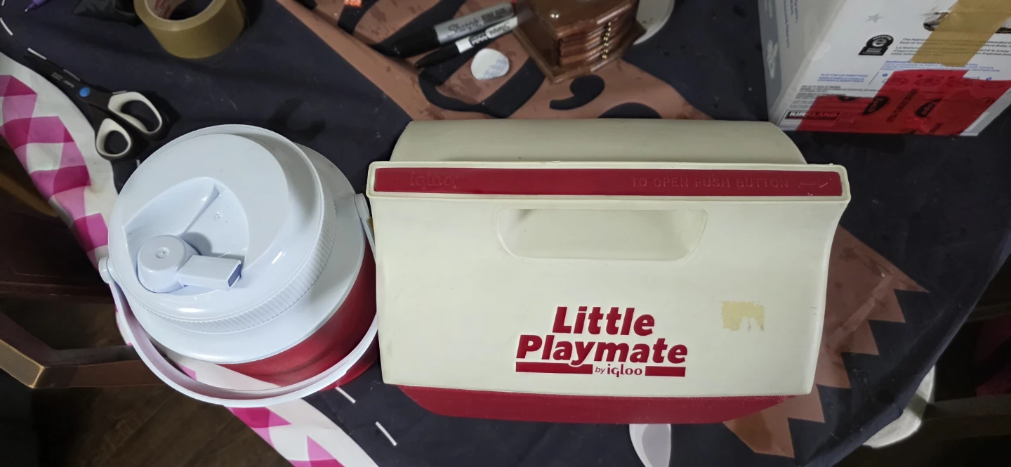 Igloo Little Playmate Cooler and Rubbermaid Beverage Jug - photo 3