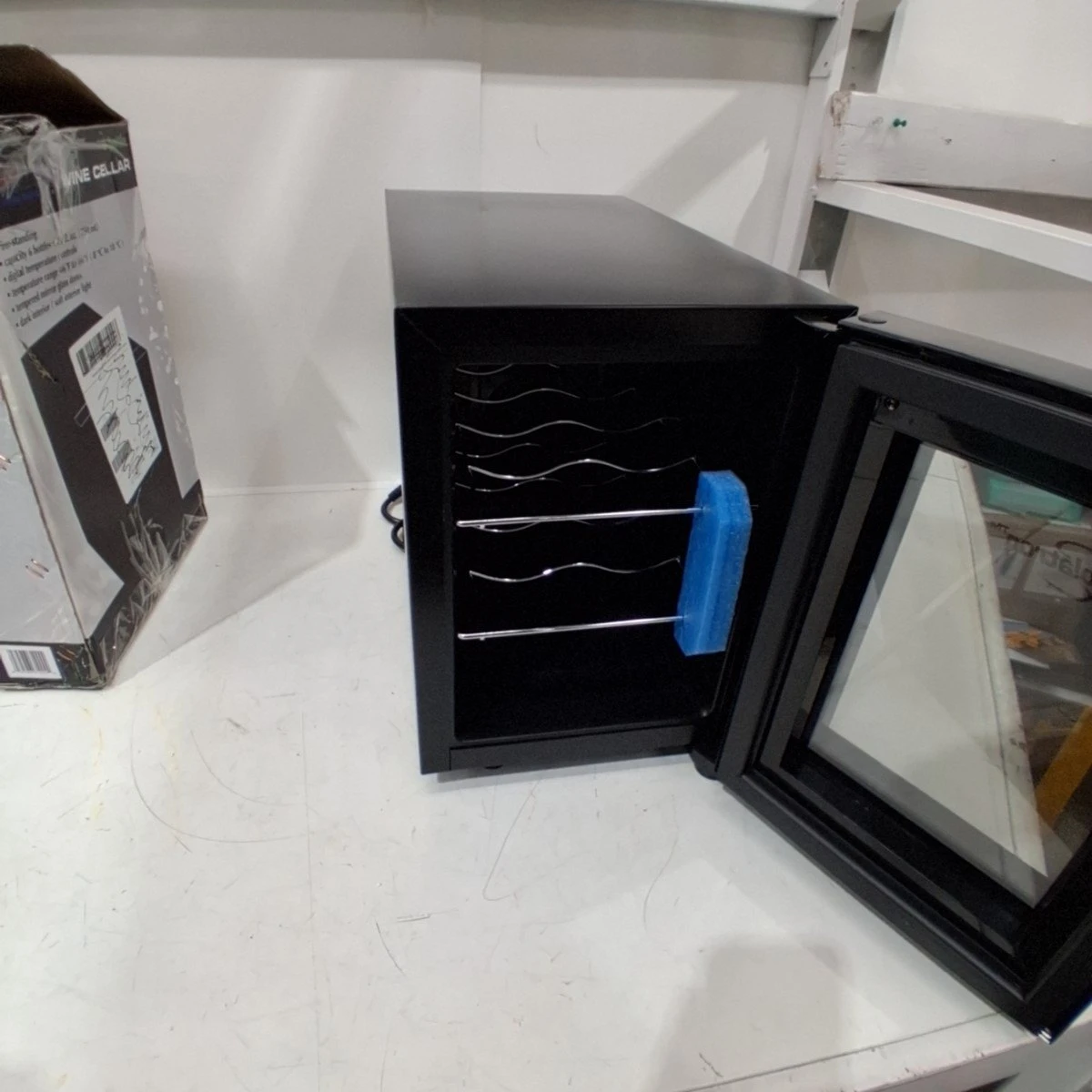 Koolatron 6-Bottle Thermoelectric Wine Fridge / Cooler (Black)